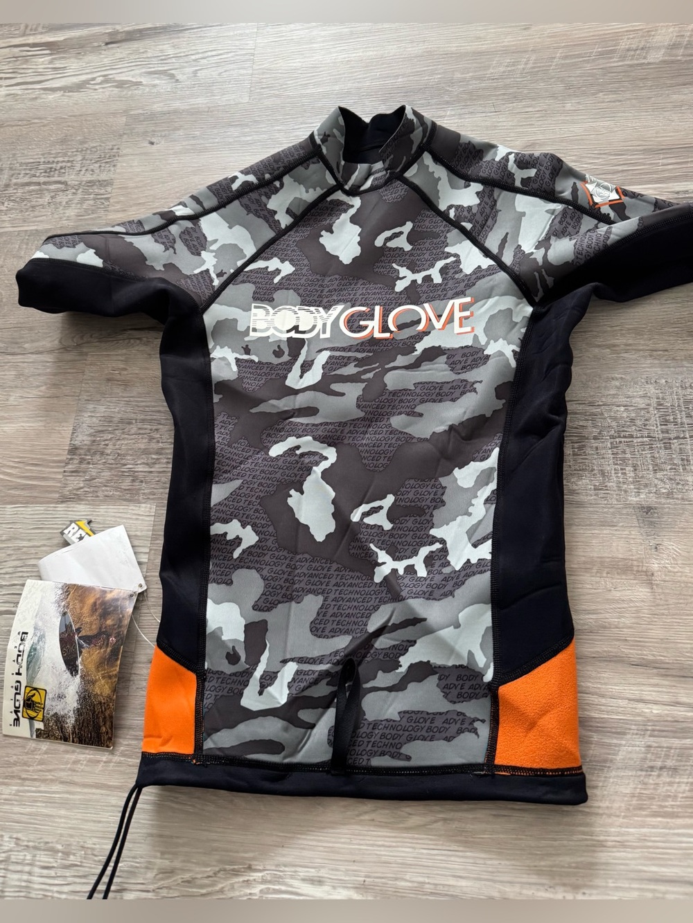 BODY GLOVE Super Rover 1mm Men’s Reversible Top, Size S
Short-sleeved neoprene t